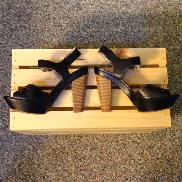 Hinge, black leather, peep toe platform 5inch heels. - Picture 2 of 5